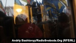 Свободівці і представники громадських організацій вранці заблокували вхід до Київради