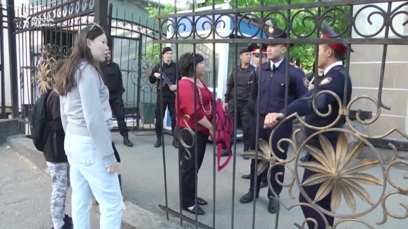Алматыда ұсталғандар полиция департаментінен босап шықты
