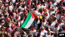 Palestinska zastava na otvaranju festivala San Fermin na trgu Plaza Consistorial ispred gradske vijećnice Pamplone na sjeveru Španije, 6. jula 2025.