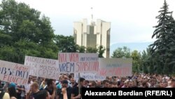 Protestul suporterilor PDM din faţa Parlamentului de la Chişinău