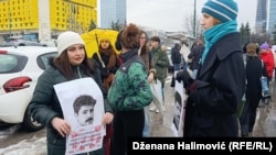 Oko stotinjak osoba, peti dan protesta u Sarajevu, je blokiralo glavnu saobraćajnicu kod Zemaljskog muzeja, na mjestu gdje se 12. februara dogodila nesreća. Sarajevo, 17. februar 2026. 