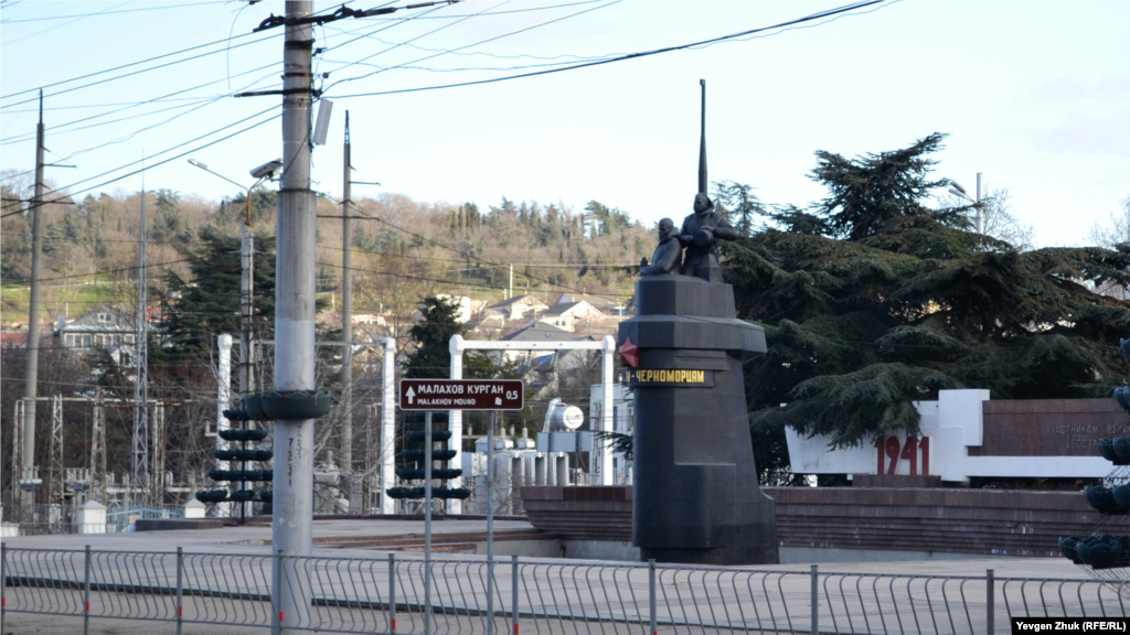 Памятник подводникам-черноморцам. Он открыт 23 февраля 1983 года в день 65-летия Советской армии и Военно-морского флота
