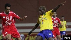 فونيکه سی با دو گلی که به ذوب آهن زد در جدول گلزنان ليگ برتر ۹ گله شد تا به تنهايی در صدر جدول قرار بگيرد.