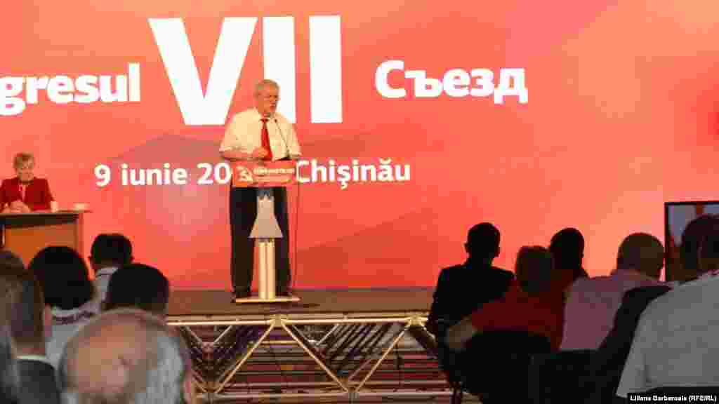 Incălzit de propriile vorbe, liderul comunist și-a scos haina, &icirc;n timp ce unii &icirc;i pun sub semnul &icirc;ntrebării năravul.