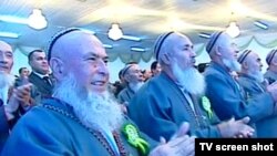 Lebap welaýatynyň ýaşululary prezidentiň sapary mahalynda, 2011-nji ýyl. 