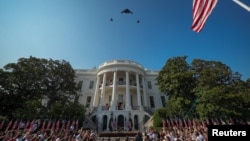 Президент США Дональд Трамп і перша леді Меланія Трамп спостерігають за прольотом винищувача B-2 Spirit і двох літаків F-35 над Білим домом у Вашингтоні, округ Колумбія, США, 4 липня 2025 року