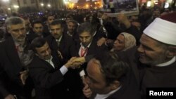 Եգիպտոս - Բազմությունը շրջապատել է Իրանի նախագահ Մահմուդ Ահմադինեժադին Կահիրեի Ալ-Հուսեյն մզկիթի մոտ, 5-ը փետրվարի, 2013թ.
