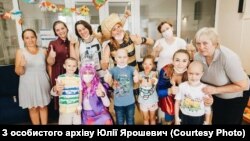 Волонтери дарують дітям свята, щоб підтримати під час лікування онкології