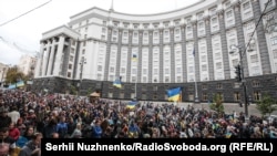 Учасники віча «Зупинимо капітуляцію!» під час час здійснення «обходу» урядового кварталу. Київ, 6 жовтня 2019 року