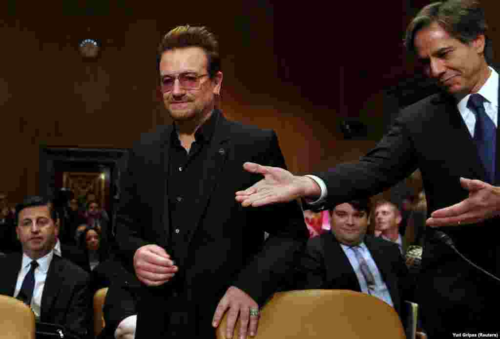 Antony Blinken a U2 vezető énekesét, Bonot invitálja egy szenátusi meghallgatáson, hogy foglaljon helyet. A zenészt 2016-ban hallgatták meg az &quot;Erőszakos radikalizmus okai, következményei és a külföldi segítség szerepe&quot; témájában. Az énekes a Közel-Keleten zajló konfliktus és az azt kiváltó menekültválság megoldása kapcsán szólalt meg.
