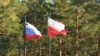 Российский и польский флаги над мемориальным комплексом "Катынь"
