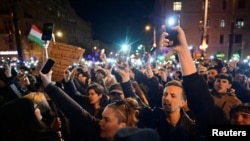 Люди протестують після того, як парламент ухвалив закон про заборону щорічного прайду ЛГБТК+ спільнот. Будапешт, Угорщина, 18 березня 2025 року