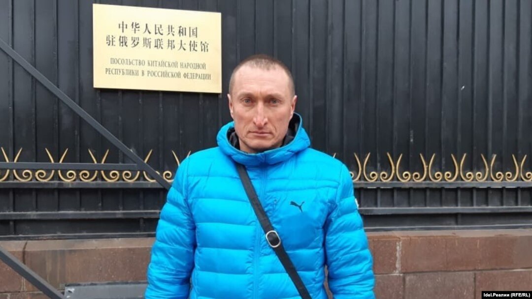 У посольства КНР в Москве депутат Госсовета Чувашии от КПРФ Александр Андреев провел пикет против строительства китайского молочного завода под Чебоксарами. 14 декабря 2019 г. 