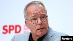 Secretarul general al Partidului Social Democrat din Germania, Matthias Miersch, a anunțat miercuri rezultatele votului intern privind intrarea la guvernare pe baza acordului cu conservatorii.