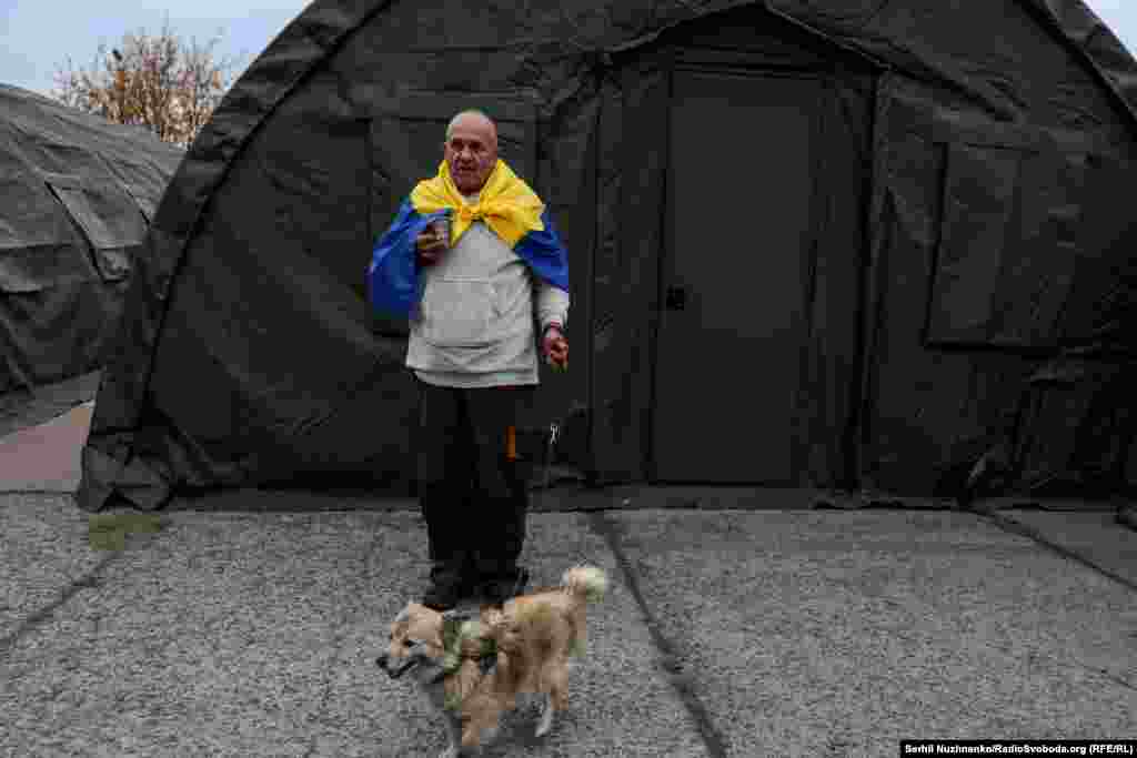Олексій пʼє каву вже об'єднавшись зі своїм собакою Жорою