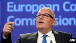 Франс Тіммерманс на прес-конференції попереджає про санкції проти Польщі, Брюссель, 19 липня 2017 року