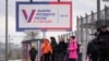 Реклама майбутніх президентських виборів з написом «Вибори президента Росії. 15-17 березня 2024 року» в Санкт-Петербурзі, Росія, 20 грудня 2023 року
