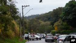 Policia patrullon rrugën në qytetin Vinhedo, Sao Paulo, Brazil, ku u rrëzua një avion, 9 gusht 2024.