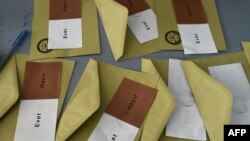 Voturi cu cuvintele „evet” (da) și „hayir” (nu) la o secție de votare din Istanbul,16 aprilie 2017.