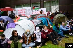 Protestuesit propalestinezë ulen pranë tendave të vendosura në kampusin e Universitetit të Berlinit "Freie", Gjermani, 7 maj 2024.