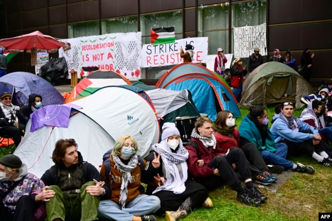 Protestuesit propalestinezë ulen pranë tendave të vendosura në kampusin e Universitetit të Berlinit "Freie", Gjermani, 7 maj 2024.