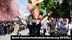 Експерти називають піар-акцією мітинг біля Офісу президента, організований «Національним корпусом». Київ, 14 серпня 2021 року