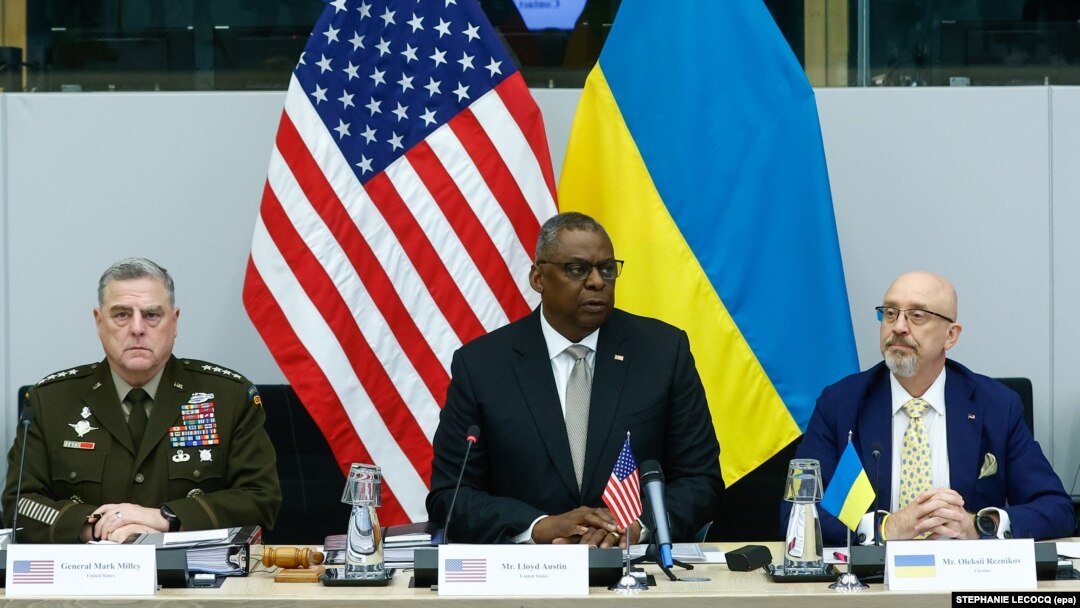  BELGIA – Șeful Statului Major al Armatei SUA, generalul Mark A. Milley (stânga), secretarul american al Apărării Lloyd J. Austin III (centru) și ministrul ucrainean al apărării, Olexei Reznikov, la începutul reuninii grupului de contact al apărării din Ucraina 