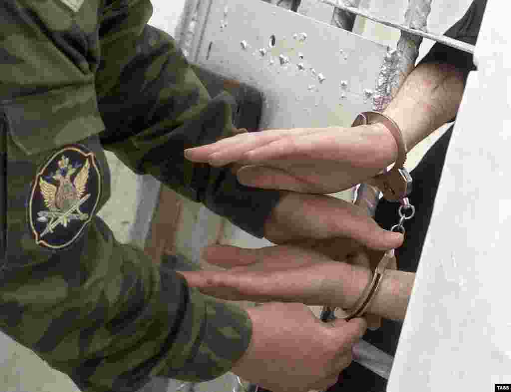 Mordoviada Sosnovka kəndində həbsxana. &Ouml;m&uuml;rl&uuml;k azadlıqdan məhrumetmə cəzası ilə cəza &ccedil;əkən məhkum qandallanır. 1 iyul 2009