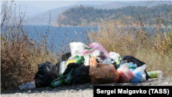 Куча мусора на крымском побережье, село Морское, август 2021 года