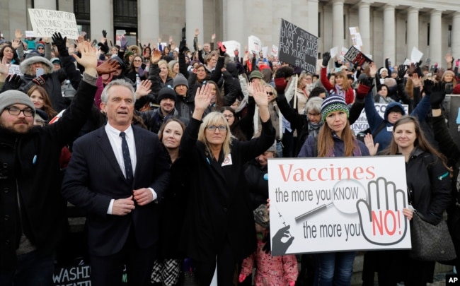 عکسی از تجمع مخالفان واکسیناسیون با حضور رابرت کندیٰ، واشینگتن، فوریه ۲۰۱۹
