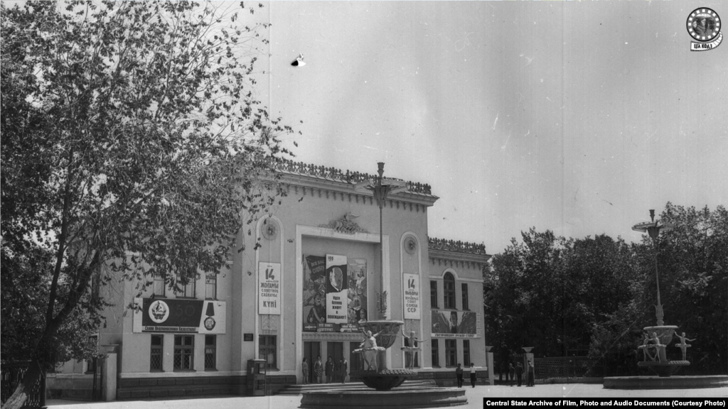 Дом культуры мукомольного комбината. 1970 год (слева).&nbsp;Типовое здание построено в 1957 году одновременно с расширением Алма-Атинского элеватора (который ныне заброшен и находится примерно в двух улицах от Дома культуры). Архитектор неизвестен. Во дворе перед зданием располагались фонтаны со статуями балерин. Сейчас они утрачены. Сам Дом культуры переименован в &laquo;Колос&raquo; и продолжает функционировать.&nbsp; 