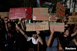 Francuski učenici drže transparente tokom demonstracija radnika javnog sektora zahtijevajući bolje uslove rada i više resursa, Pariz, Francuska, 29. septembra 2026.