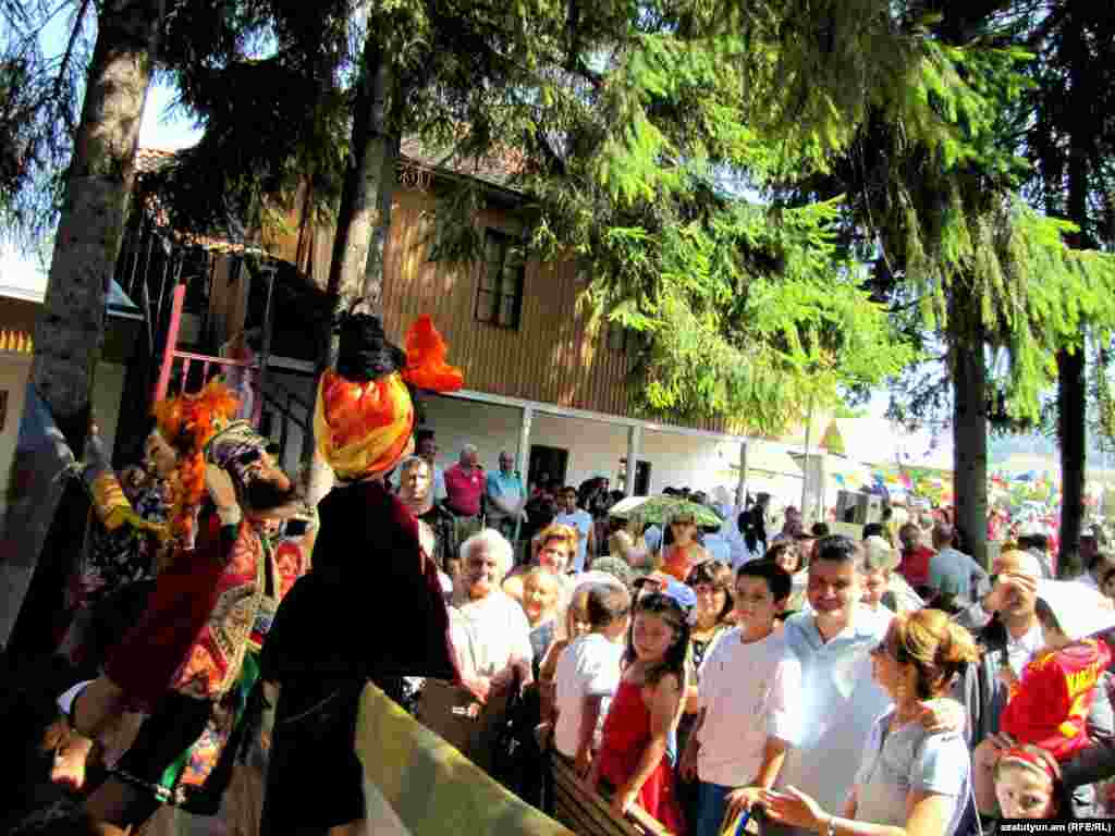 “Դիմակ” թատերախումբը ցուցադրում է “Անբան Հուռին” - Ֆոտոռեպորտաժը` Նանե Սահակյանի