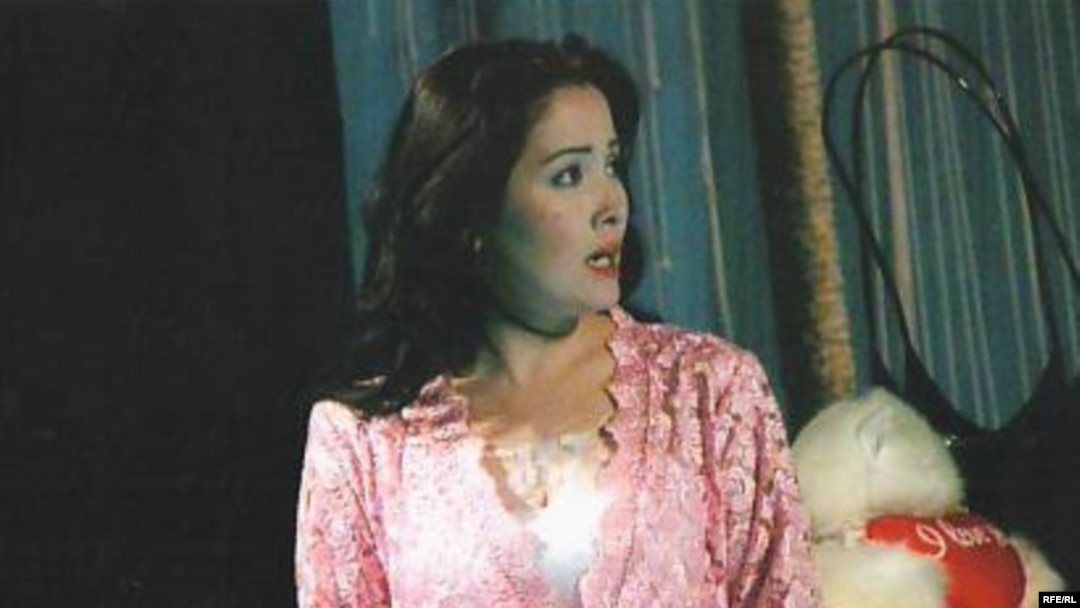 Әйел жыныс мүшесін көтереді