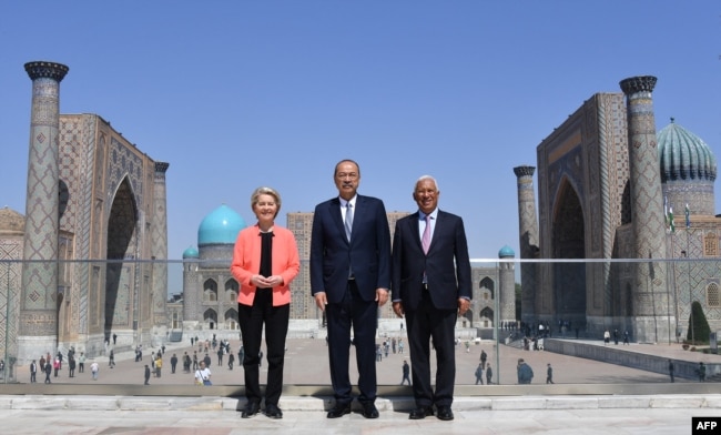 Prill 2025, Kryeministri Uzbekistan Abdulla Aripov (në mes) pret në Samarkand Presidenten e Komisionit Evropian Ursula von der Leyen dhe Presidentin e Këshillit të BE-së António Costa.