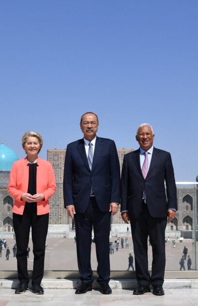 Русия води война САЩ налага мита а много държави от