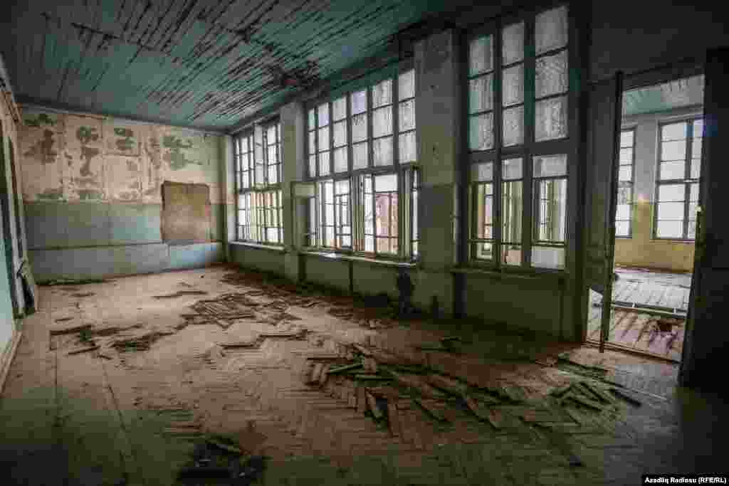 Evin birinci mərtəbəsi dağılaraq tamamilə yararsız hara düşüb