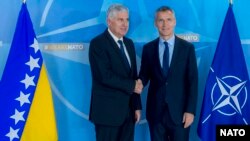 ბოსნიის პრეზიდიუმის თავმჯდომარე დრაგან ჩოვიჩი და ნატოს გენერალური მდივანი იენს სტოლტენბერგი