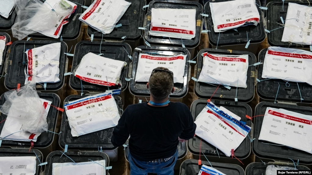 Një zyrtar zgjedhor vështron kutitë me fletëvotime në një qendër numërimi në Prishtinë, dy ditë pas zgjedhjeve parlamentare të 9 shkurtit.Dështimi i partive për ta formuar një qeveri të shumicës nënkuptoi se Kosova mbajti zgjedhje parlamentare dy herë brenda vitit 2025.