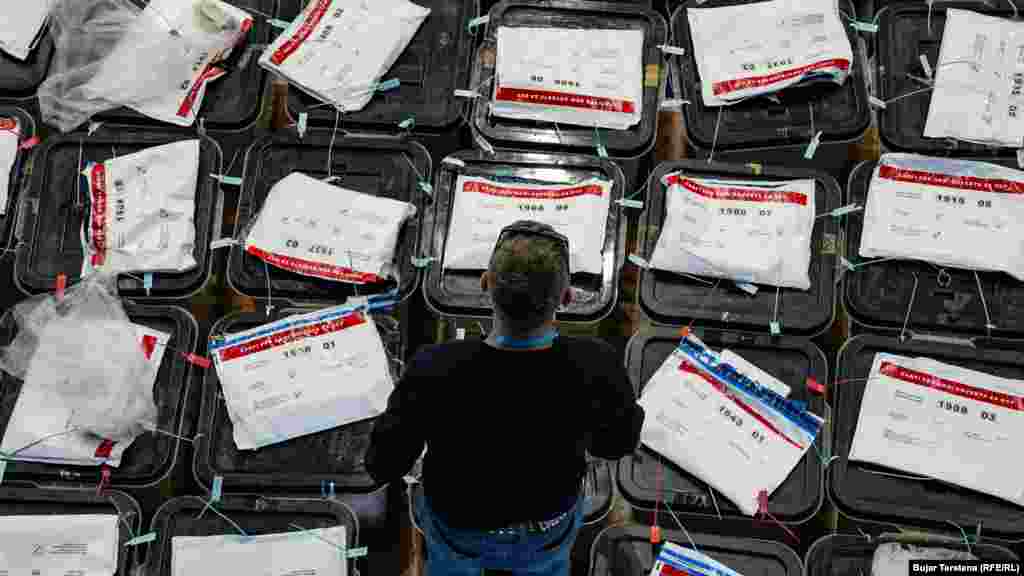 Një zyrtar zgjedhor vështron kutitë me fletëvotime në një qendër numërimi në Prishtinë, dy ditë pas zgjedhjeve parlamentare të 9 shkurtit.Dështimi i partive për ta formuar një qeveri të shumicës nënkuptoi se Kosova mbajti zgjedhje parlamentare dy herë brenda vitit 2025.