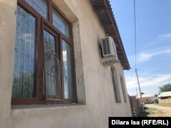 Қосмезгіл ауылында жанжал кезінде терезесі сынған үйлердің бірі. Түркістан облысы. 27 шілде 2020 жыл.