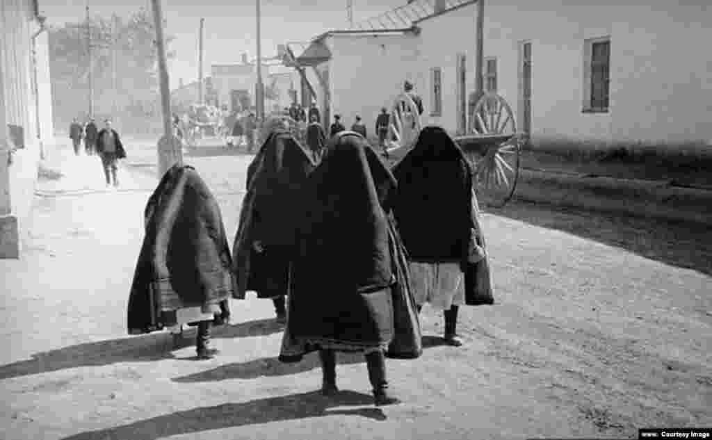 Паранжидаги аёллар. Ўзбекистон, 1920-йиллар. Совет ҳокимияти мустаҳкамлана бориши билан Ўзбекистонда юзини ёпиб юрувчи аёллар сони тобора камайиб борди.
