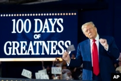 Дональд Трамп під час виступу до 100 днів на посаді президента США у Воррені, Мічиган, 29 квітня 2025 року