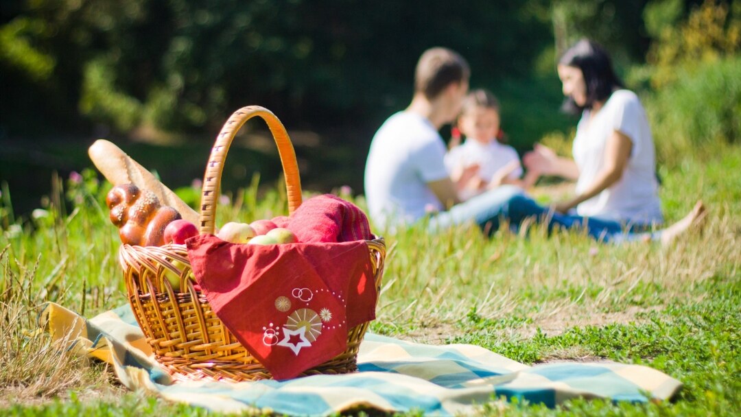 Миниатюралық секс қуыршақ жетілген брюнеткалар стриптиз