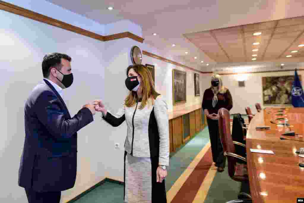 МАКЕДОНИЈА / САД - Премиерот Зоран Заев и американската амбасадорка Кејт Брнз на денешната средба, како што соопшти владина прес служба, го реафирмирале партнерството меѓу Северна Македонија и САД. На состанокот, според соопштението, е констатирано дека политиките на дијалог отвораат перспективи за нашата држава и за целиот регион, а САД се заинтересирани за позитивни процеси во регионот.