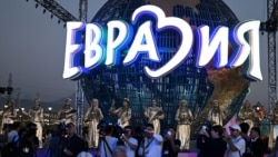 “Евразия” уюму Бишкекте курган парк. Иллюстрациялык сүрөт.