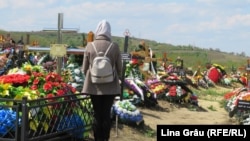 „Sectorul nou” al cimitirului Sfântul Lazăr din Chișinău, mormintele proaspete sunt din perioada pandemiei de Covid-19. 