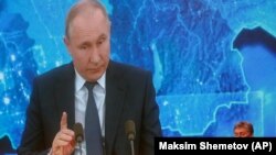 Dimitrij Peskov figyeli Putyin elnök online tartott éves sajtókonferenciáját
