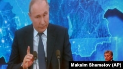 «Це дуже погані висловлювання президента США. Він однозначно не хоче налагоджувати відносини з нашою країною. І далі будемо виходити саме з цього», – сказав Пєсков