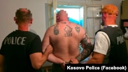 Kosovska policija uhapsila je osumnjičenog I.M. u Zvečanu, zbog sumnje da je napao pripadnike KFOR-a i Kosovske policije tokom protesta u maju 2023. godine. Fotografija: Kosovska policija.